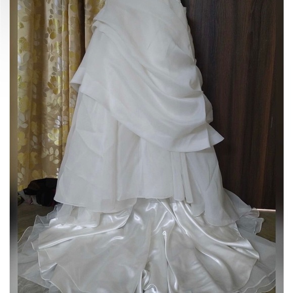 White gown - Picture 4 of 4